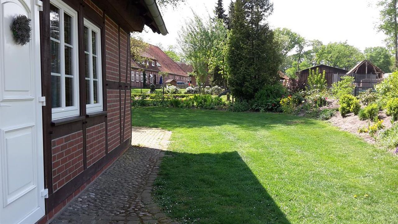 Aussenbereich mit Garten Aussenbereich mit Garten